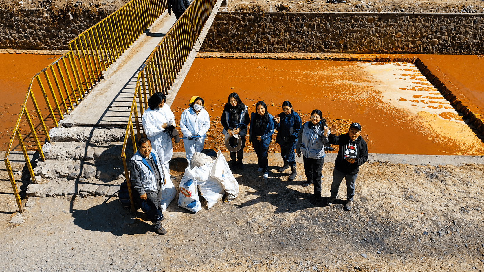 Actividad comunitaria de limpieza de río seco realizada por Chasqui